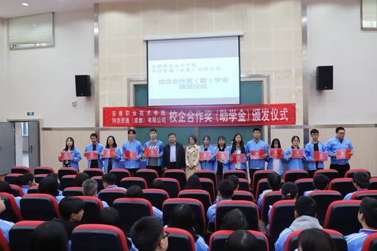 http://www.akvtc.cn/__local/F/0C/D0/48EB98F3A0567F5D06192224437_C8C176B9_16D32.jpg
